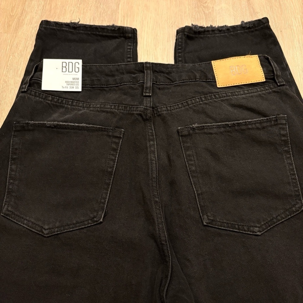 NWT BDG Black Straight Legged Mom Jeans Classic Distressed Style Womens 31 Waist - Picture 5 of 8